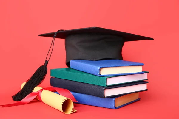 毕业帽 毕业文凭和彩色背景书籍 — 图库照片