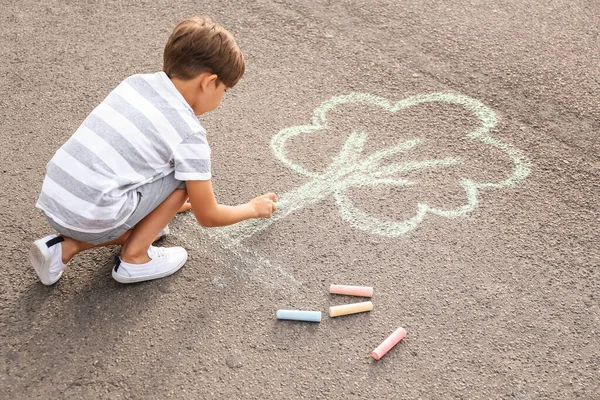 Kleiner Junge Zeichnet Baum Mit Kreide Auf Asphalt — Stockfoto