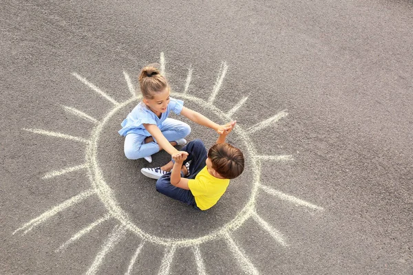 Kleine Kinder Sitzen Auf Kreidezeichnung Der Sonne Freien — Stockfoto