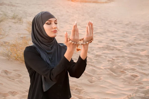美丽的穆斯林妇女在沙漠中祈祷 — 图库照片
