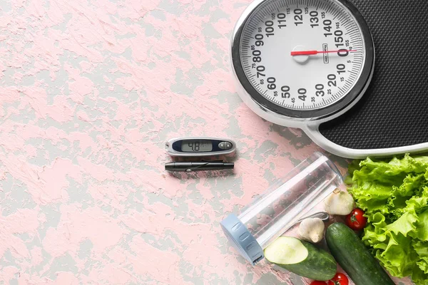 Sebze Terazi Şişesi Tükenmez Kalem Arka Planda Glukometre Diyabet Kavramı — Stok fotoğraf