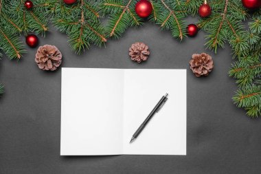 Karanlık arka planda boş kartı olan güzel Noel süslemeleri