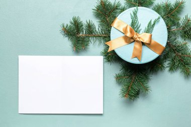 Renkli arka planda boş kartla güzel bir Noel hediyesi