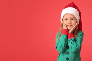 Renkli elf gibi giyinmiş şirin küçük kız.