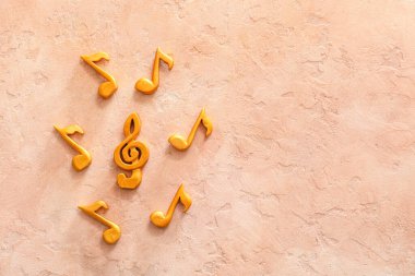 Renk arkaplanı üzerine notalar