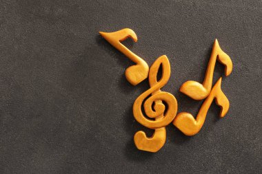 Koyu arkaplan üzerine notalar