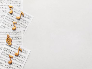 Beyaz arkaplan üzerine notaları olan müzik sayfaları