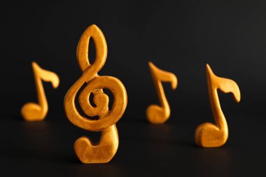 Koyu arkaplan üzerine notalar