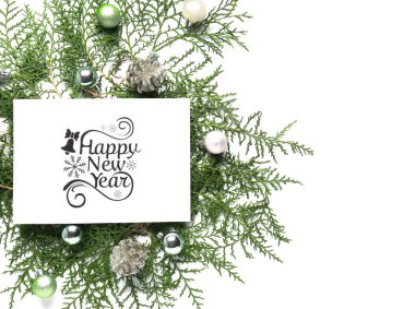Beyaz arka planda yeni yıl kutlaması için güzel tebrik kartı.