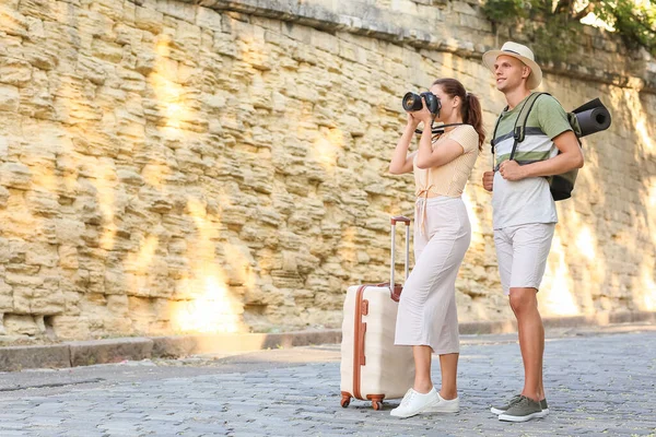 Några Turister Stadens Gata — Stockfoto