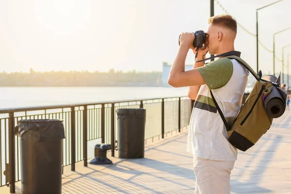 Man Turist Tar Foto Stadens Gata — Stockfoto