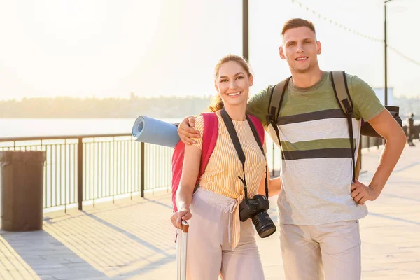 Şehir Sokaklarında Bir Çift Turist — Stok fotoğraf