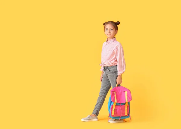 Mała Uczennica Plecakiem Tle Koloru — Zdjęcie stockowe