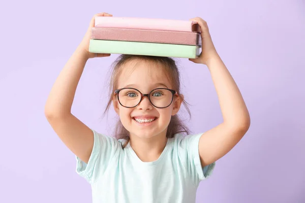 Pequeña Colegiala Con Libros Sobre Fondo Color — Foto de Stock