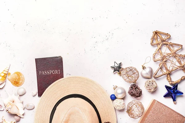 白い背景にクリスマスの装飾 帽子とパスポートと構成 — ストック写真