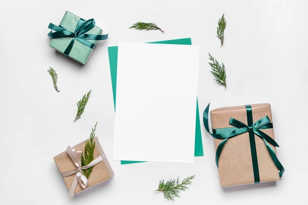 Schöne Weihnachtsgeschenke Mit Leerer Karte Auf Weißem Hintergrund — Stockfoto