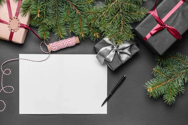 Красивые Рождественские Подарки Пустой Картой Темном Фоне — стоковое фото