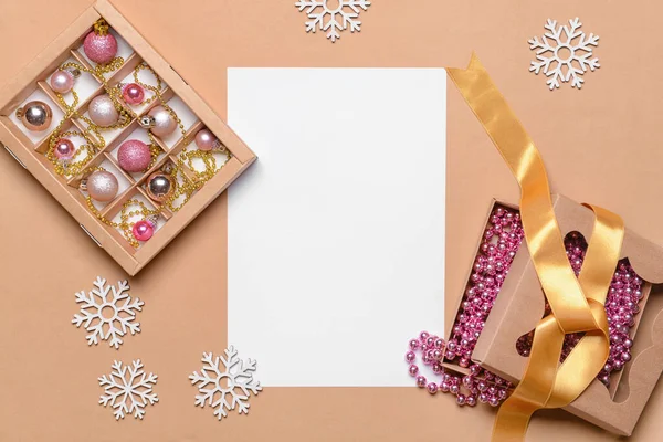 Hermosas Decoraciones Navidad Con Tarjeta Vacía Fondo Color —  Fotos de Stock