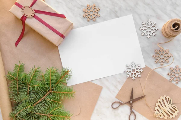 Красивые Рождественские Украшения Пустой Открыткой Подарком Конвертом Белом Фоне — стоковое фото