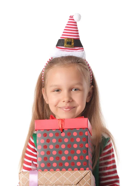 漂亮的小女孩打扮成小精灵 背景是白色的圣诞礼物 — 图库照片