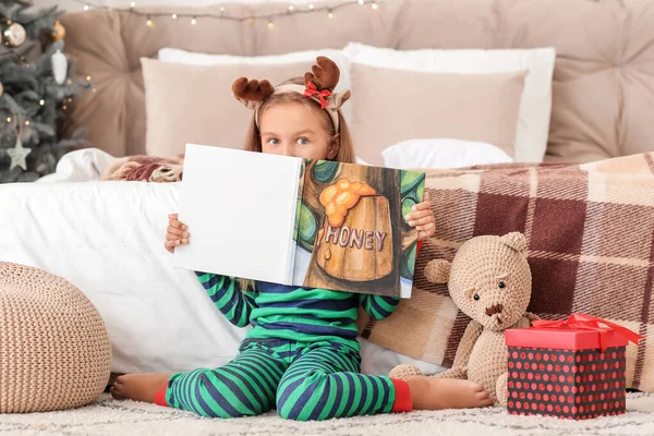 Cute Little Girl Czytania Książki Domu Wigilię — Zdjęcie stockowe