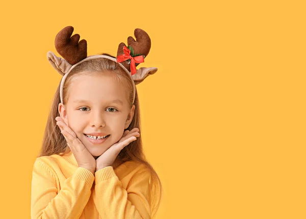 Nettes Kleines Mädchen Mit Hirschhörnern Auf Farbigem Hintergrund — Stockfoto