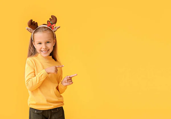 Χαριτωμένο Κοριτσάκι Κέρατα Ελαφιού Δείχνει Κάτι Στο Φόντο Χρώμα — Φωτογραφία Αρχείου