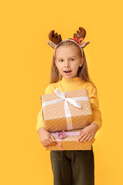 Petite Fille Surprise Avec Cornes Cerf Cadeaux Noël Sur Fond — Photo