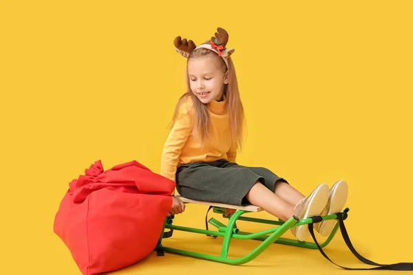 Linda Niña Con Cuernos Ciervo Bolsa Santa Claus Trineo Fondo — Foto de Stock