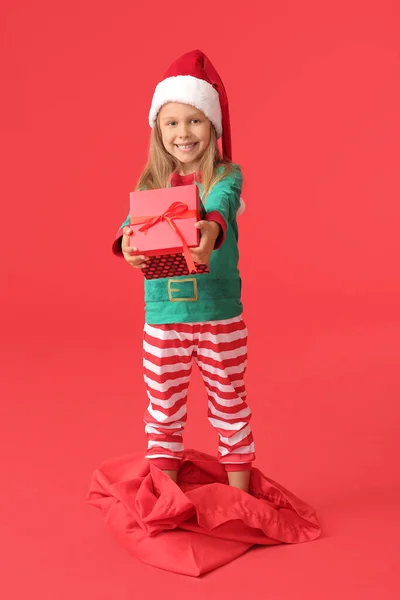 Petite Fille Mignonne Habillée Comme Elfe Avec Cadeau Noël Sur — Photo