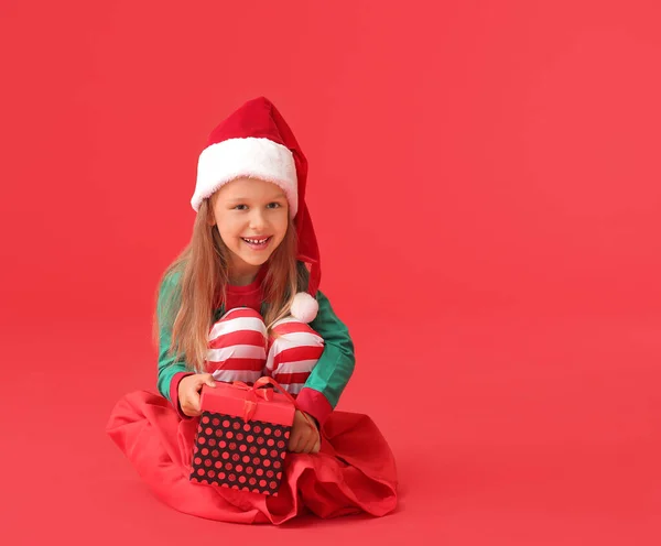 Cute Little Girl Dressed Elf Christmas Gift Color Background — Stock Photo, Image