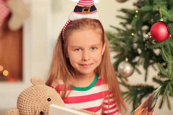 かわいいです女の子読書本に家でクリスマスEve — ストック写真