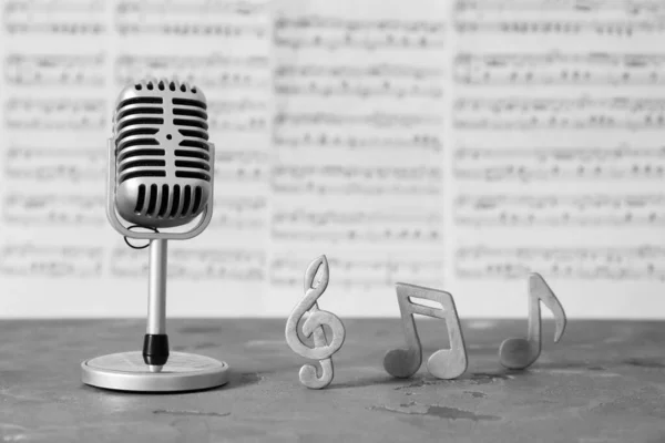 Retro Microfoon Met Muzieknoten Tafel — Stockfoto