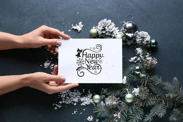 暗い背景で新年のお祝いのための美しいグリーティングカード — ストック写真