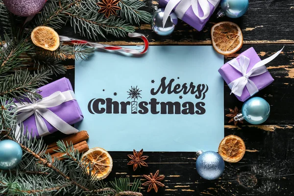 Karanlık ahşap arka planda Noel kutlaması için güzel bir tebrik kartı.