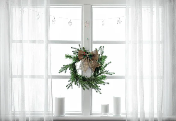 Odadaki Pencerede Asılı Güzel Noel Çelengi — Stok fotoğraf