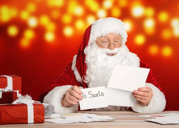 Święty Mikołaj Czyta Listy Przy Stole — Zdjęcie stockowe