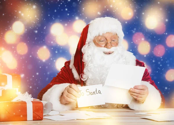 Kerstman Leest Brieven Aan Tafel — Stockfoto