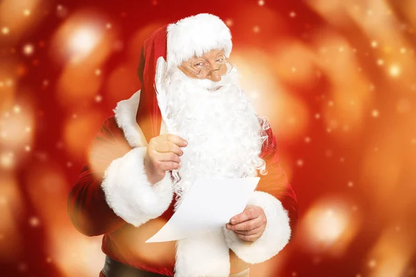 Santa Claus Robi Listę Prezentów Tle Koloru — Zdjęcie stockowe