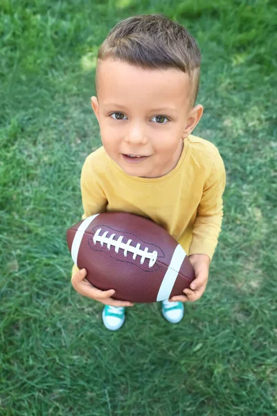 Menino Jogando Futebol Americano Livre — Fotografia de Stock