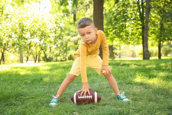 Menino Jogando Futebol Americano Livre — Fotografia de Stock