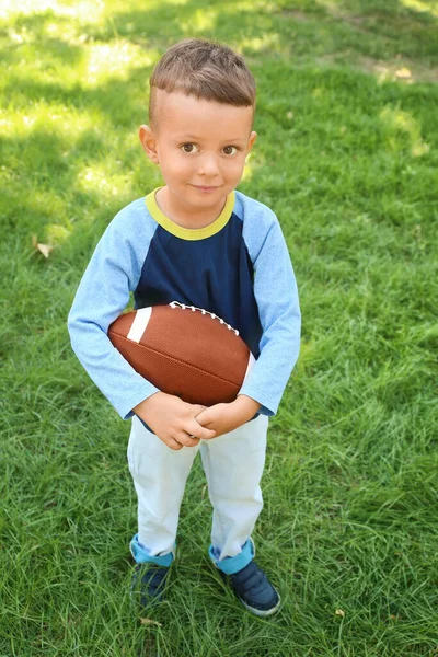 Menino Jogando Futebol Americano Livre — Fotografia de Stock