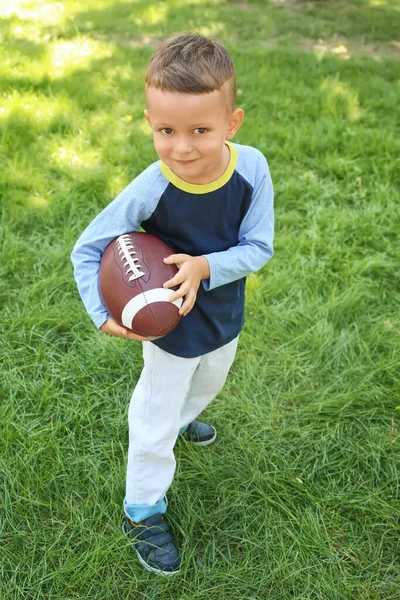 Menino Jogando Futebol Americano Livre — Fotografia de Stock