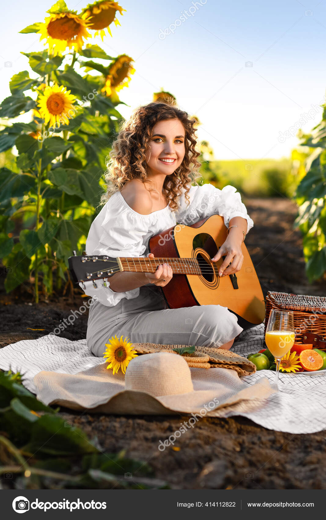 Hermosa Joven Tocando Guitarra Campo Girasol: fotografía de stock © serezniy #414112822 | Depositphotos Hermosa Joven Tocando Guitarra Campo Girasol: fotografía de stock © serezniy #414112822 | Depositphotos