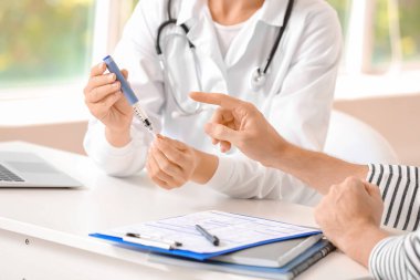 Diyabetli adam klinikte doktoru ziyaret ediyor.