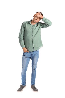 Beyaz arka planda yorgun bir adam. Diyabet belirtileri