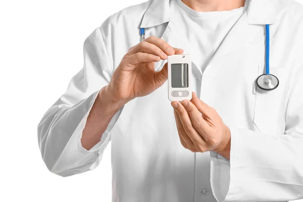 Beyaz Arka Planda Dijital Glukometresi Olan Bir Doktor Diyabet Kavramı — Stok fotoğraf