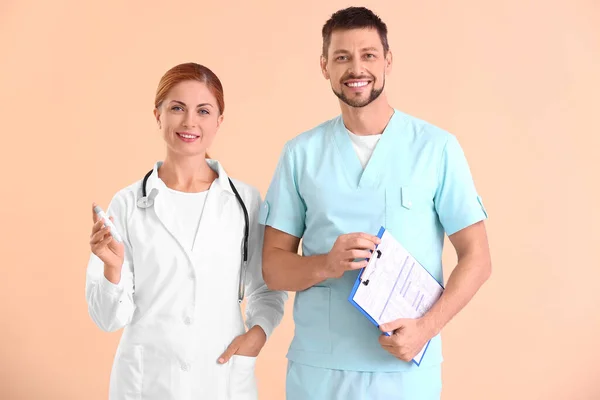 Ärzte Mit Spitzstift Auf Farbigem Hintergrund Diabetes Konzept — Stockfoto