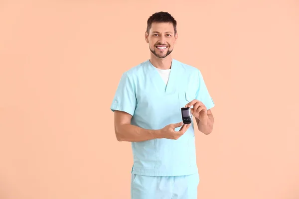 医師の色の背景にデジタルGlucometerと 糖尿病の概念 — ストック写真
