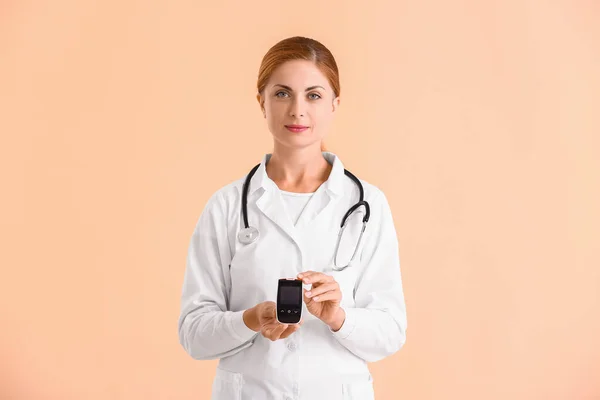 Doctor Digital Glucometer Color Background Diabetes Concept — Stock Photo, Image